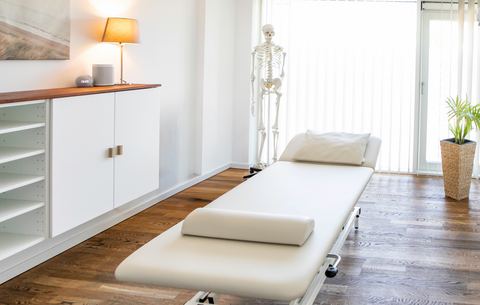 Heller Behandlungsraum der Physioteam Mühlberg Praxis Altstadt