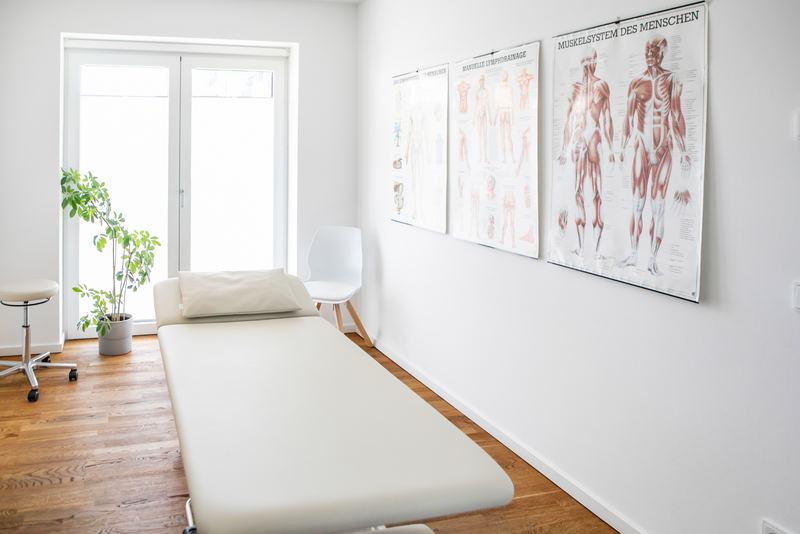Behandlungsraum 4 der Praxis Altstadt mit Anatomie-Wandtafeln