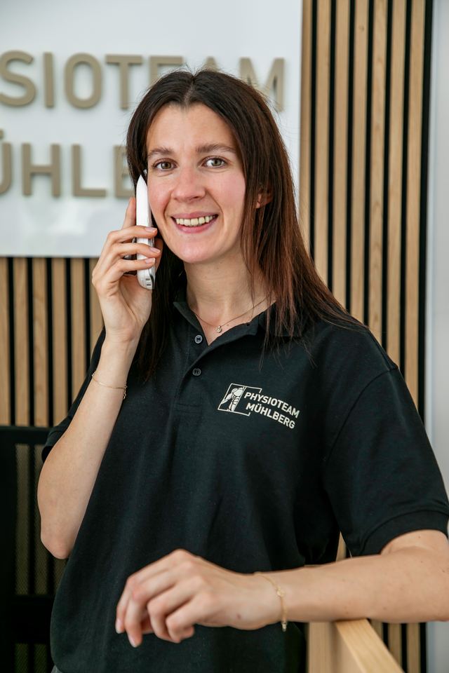Sarah am Telefon · Empfang Praxis Altstadt