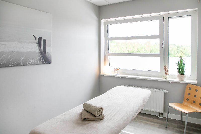 Behandlungsraum der Praxis Südstadt mit Nordsee-Wandbild und Fenster