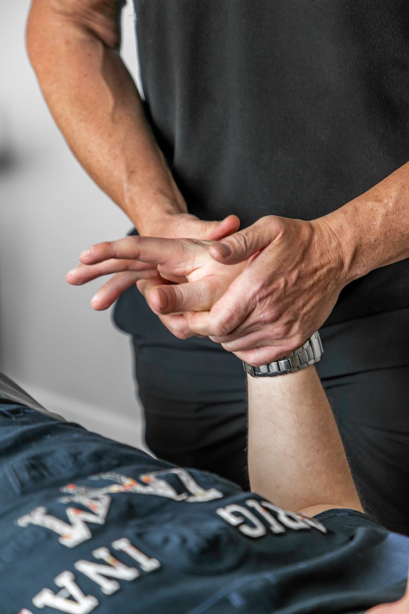 Manuelle Therapie in Rostock – Mobilisation der Fingergelenke von Hand im Physioteam Mühlberg