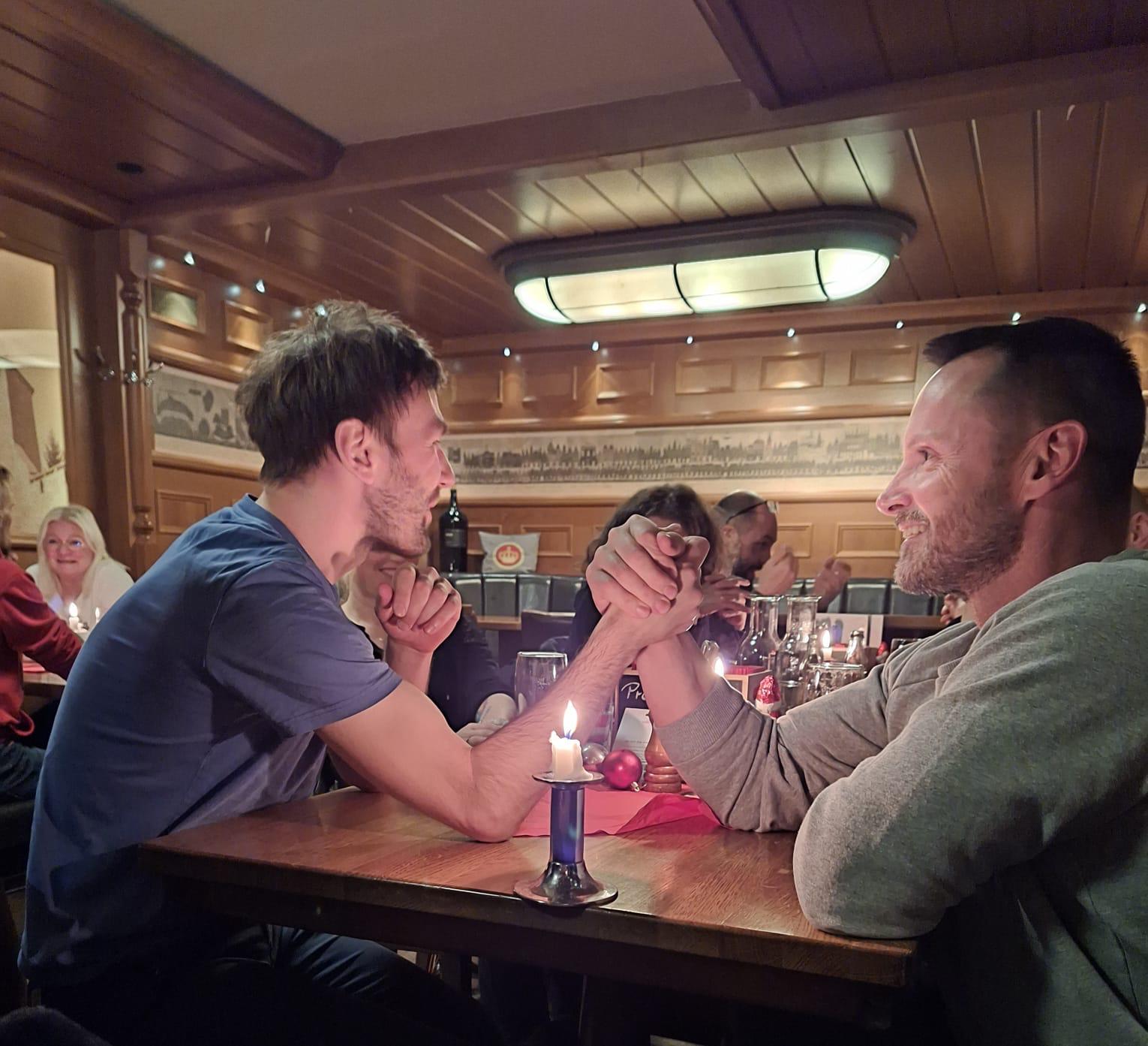 Armdrücken – Weihnachtsfeier 2025